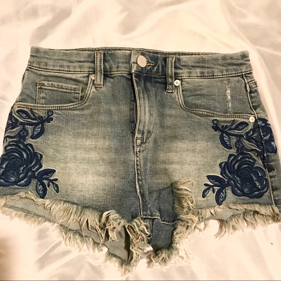 Blank NYC floral embroidered fray faded shorts 24 - Picture 2 of 6